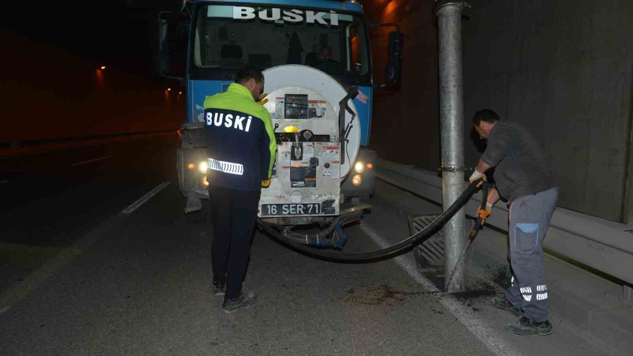 Bursa’da sel felaketlerine karşı ızgara ve rögarlar temizleniyor