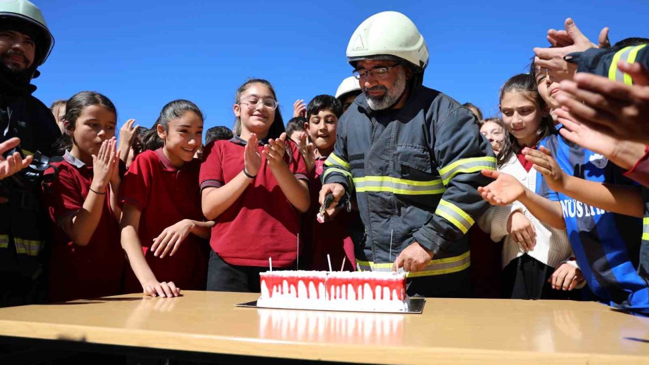 Muhtar ve öğrencilerden itfaiye erlerine pastalı sürpriz