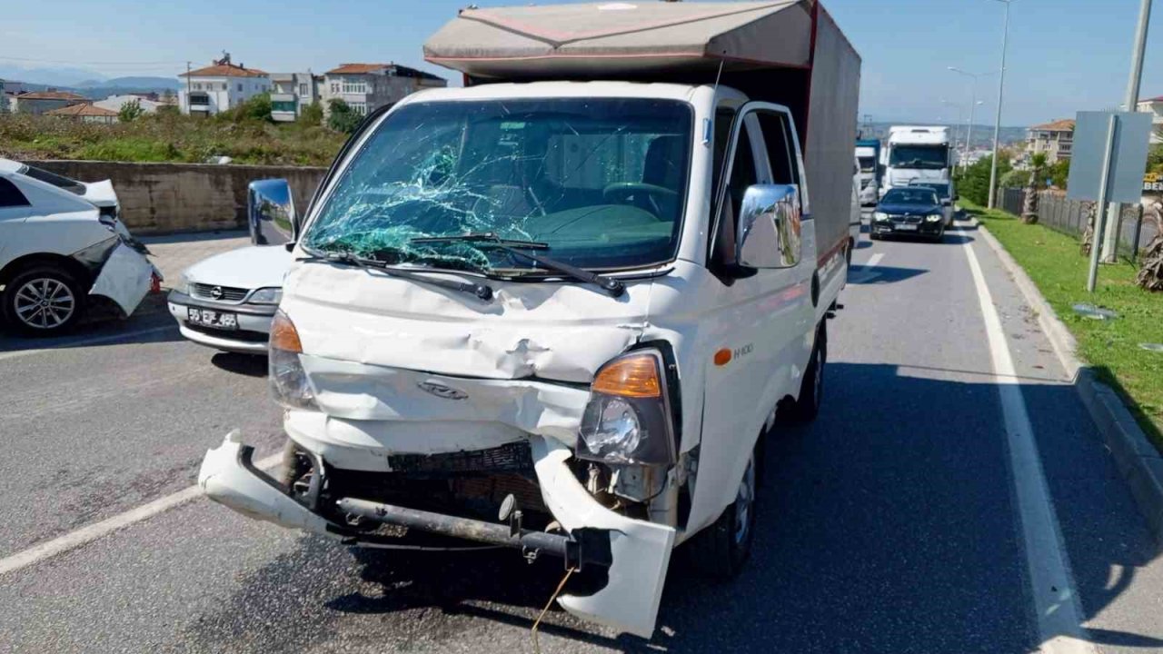 Ana yola çıkan büyükbaş hayvan kazaya neden oldu: 1 yaralı