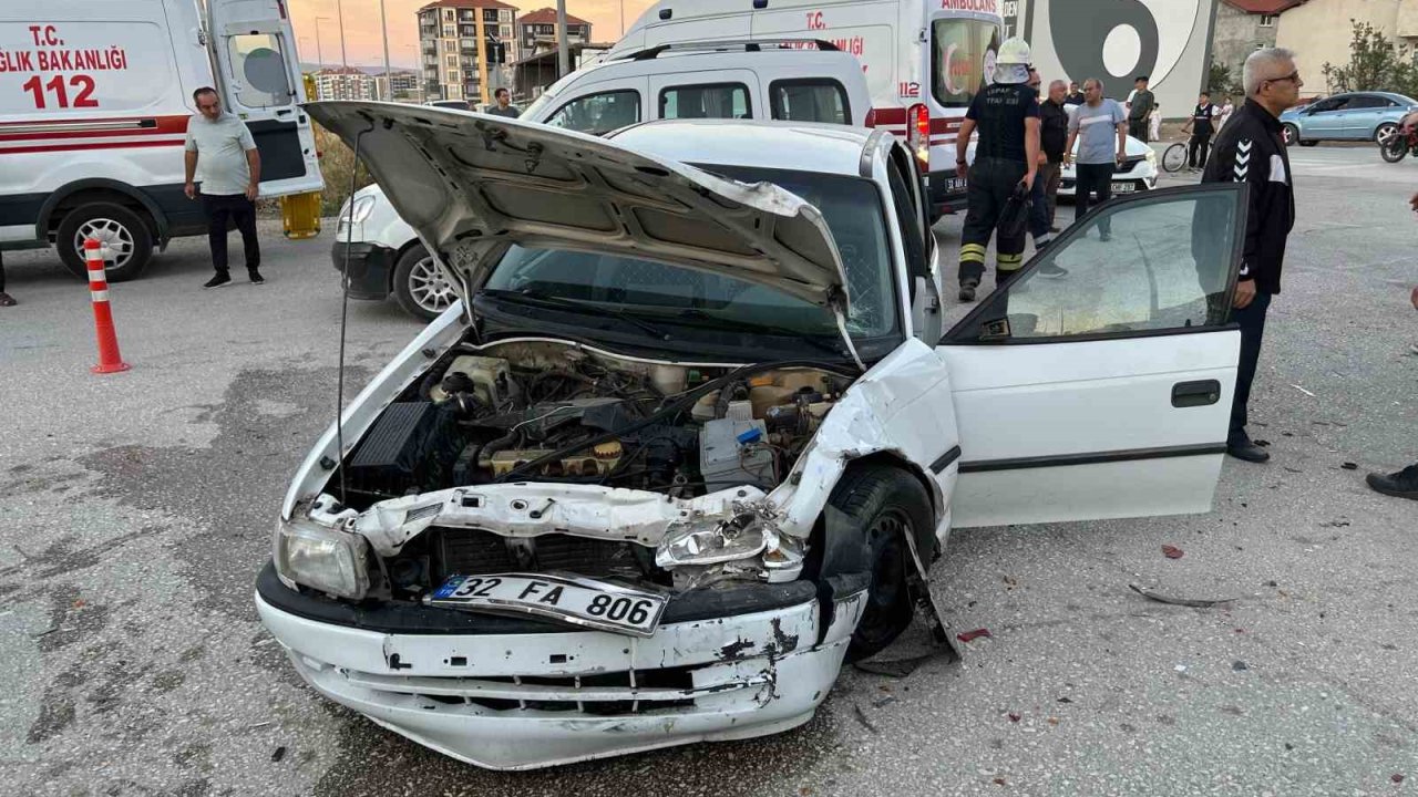 Kavşağa kontrolsüz giren otomobiller çarpıştı: 6 yaralı