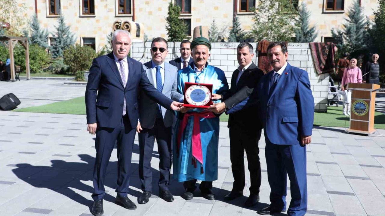 Bayburt’ta yılın ahisi Mürsel Baykal seçildi