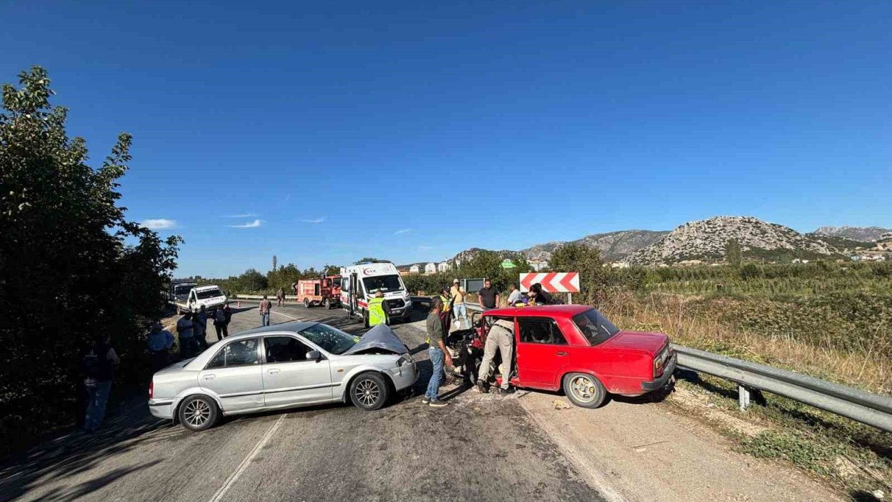 Isparta’da otomobiller kafa kafaya çarpıştı: 2 yaralı