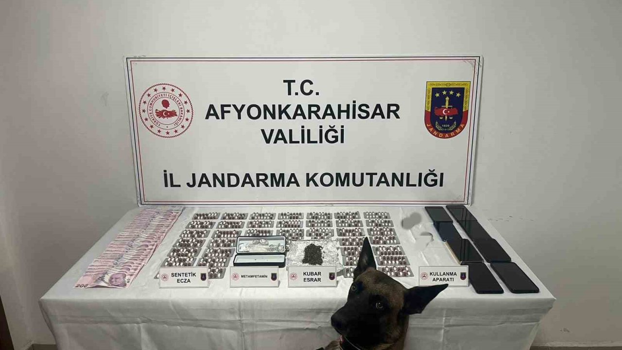 Otomobil ile uyuşturucu servisi yapan çeteyi jandarma çökertti