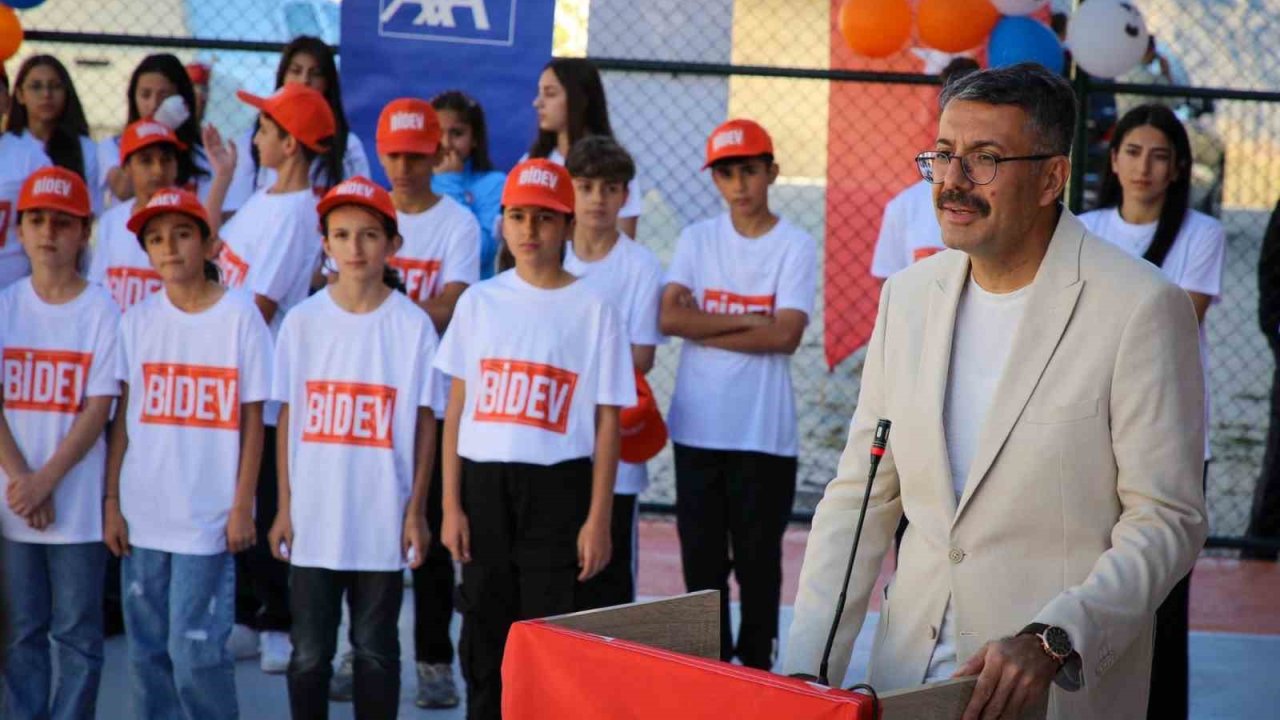 Hakkari’de basketbol sahasının açılışı yapıldı