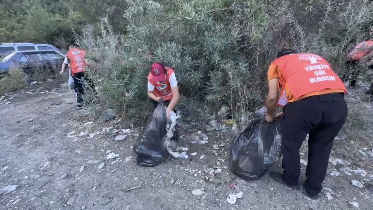 Osmaniye’de doğaseverler, Karaçay vadisinde çöp topladı