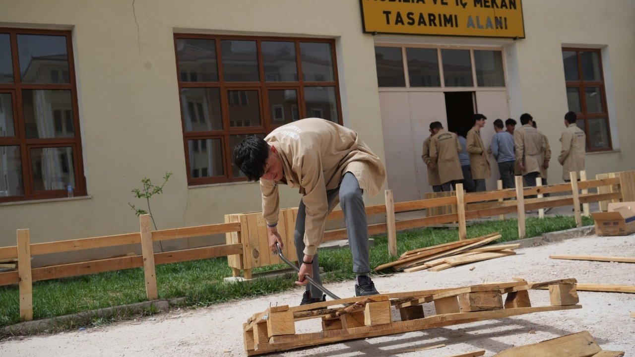 Fabrika gibi lisede arı gibi çalışan öğrenciler atık malzemelerden ahşap eşyalar üretiyorlar