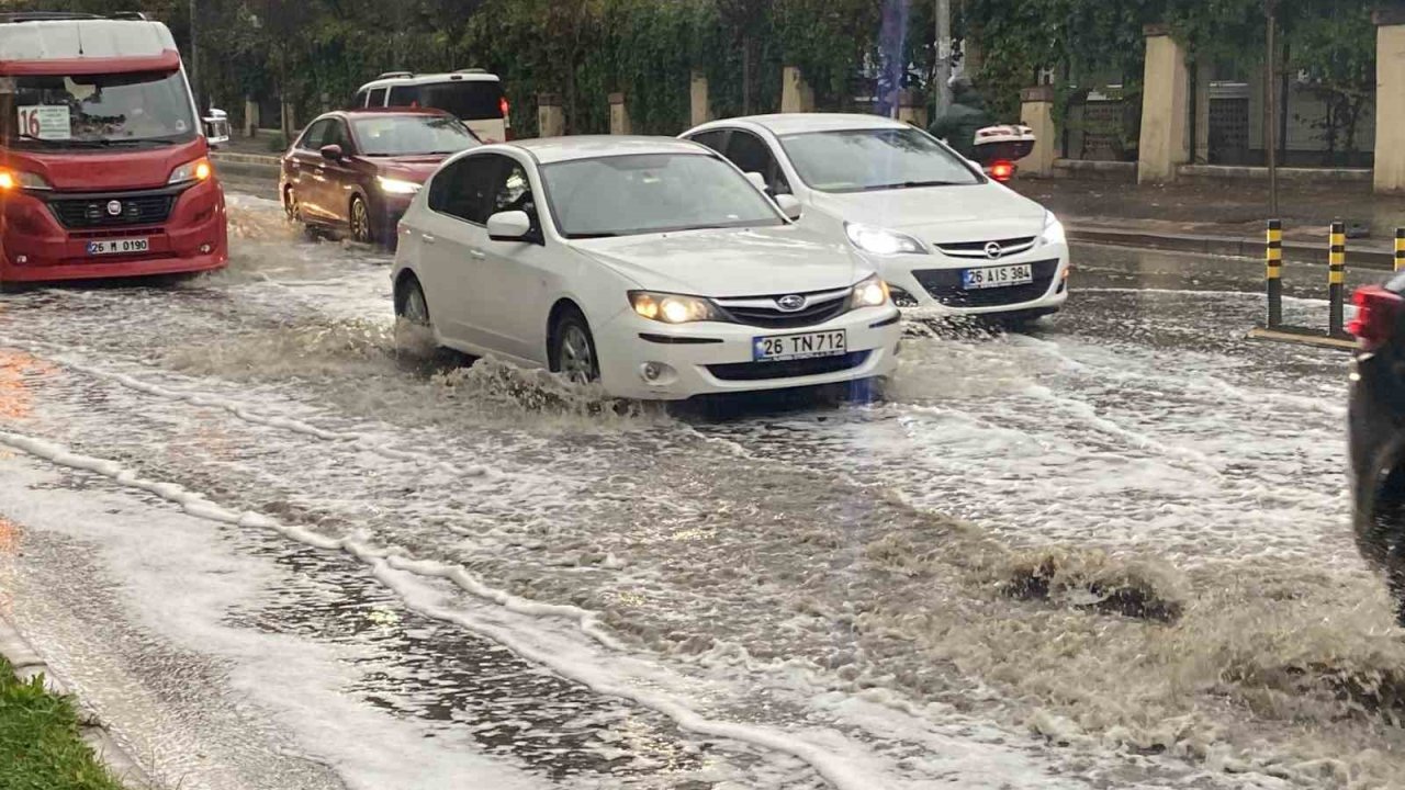 Eskişehir güne yağmurla uyandı