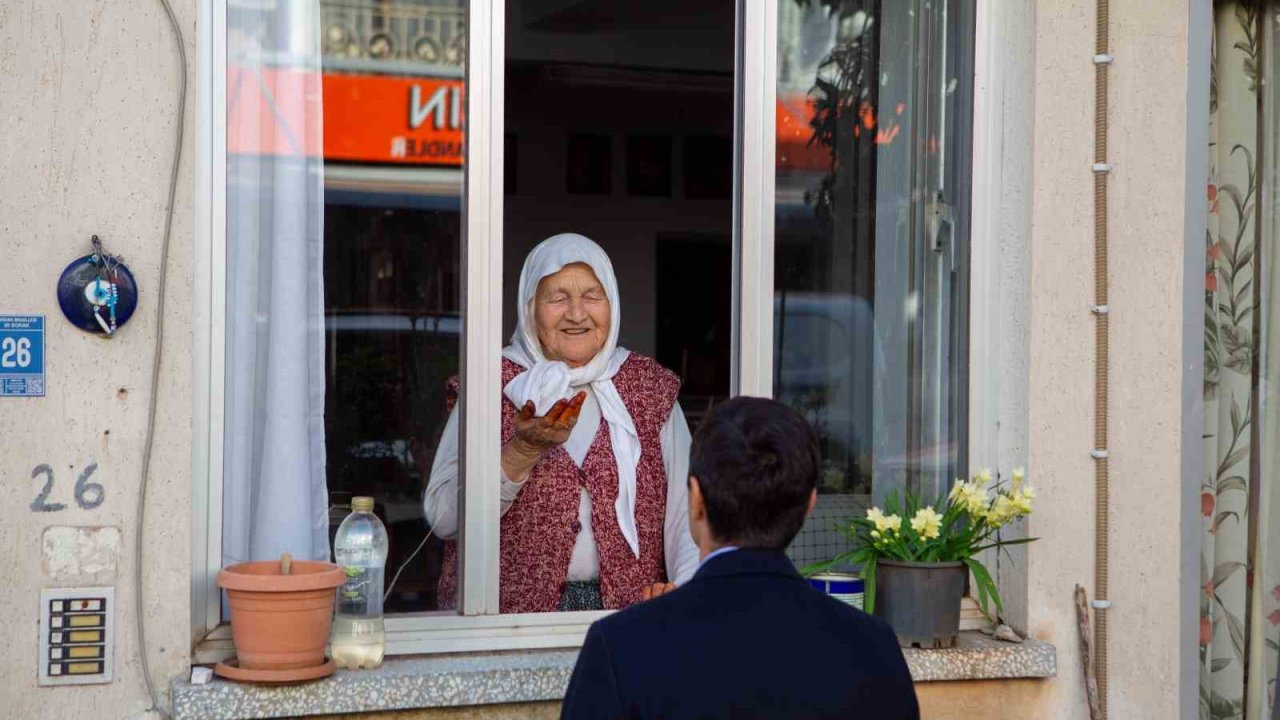 Başkan Ünlü: "Büyüklerimize yaşamın ağırlığını hissettirmeyelim"