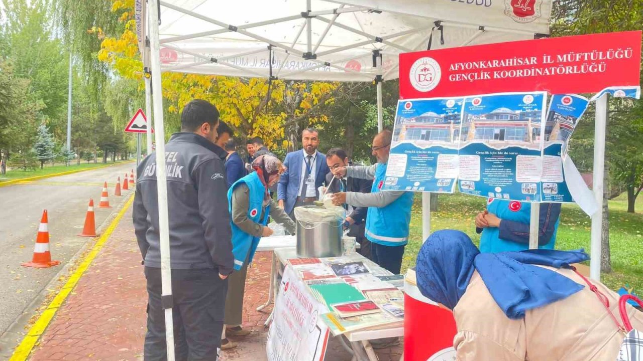 Üniversite öğrencilerine ikramlı karşılama