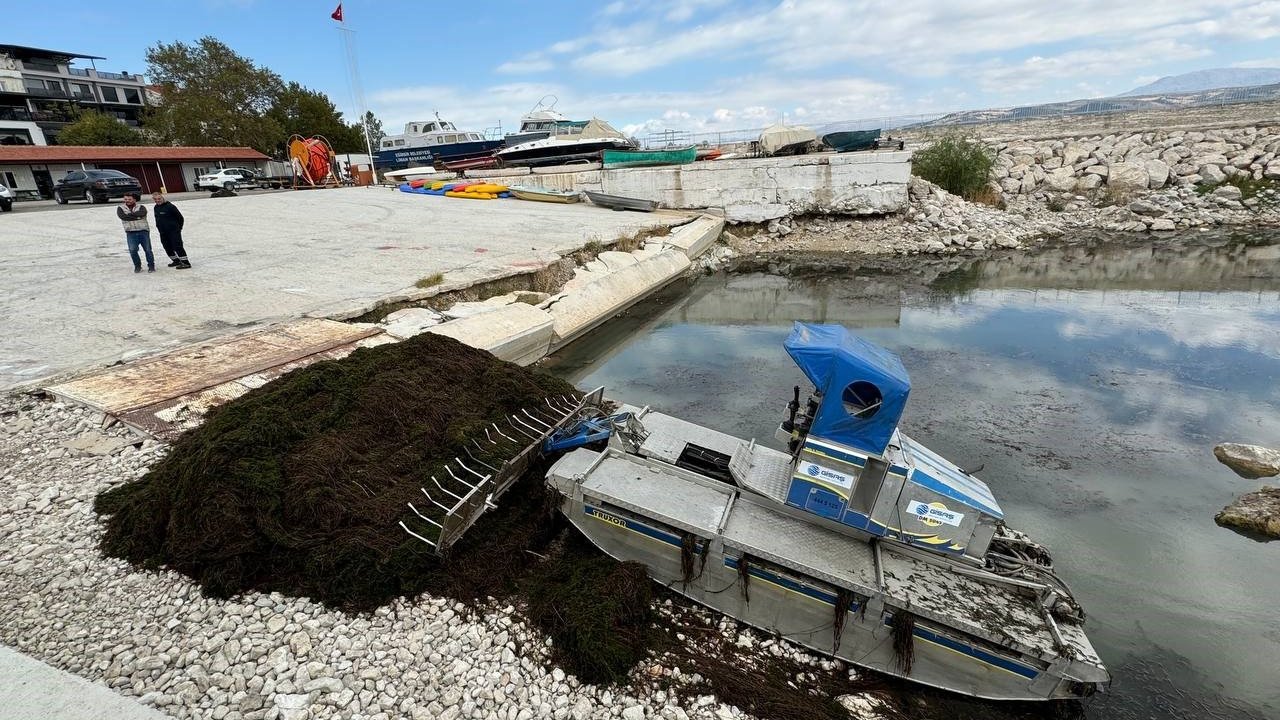 Eğirdir Gölü’nde kötü görüntü ve kokuya karşı harekete geçildi