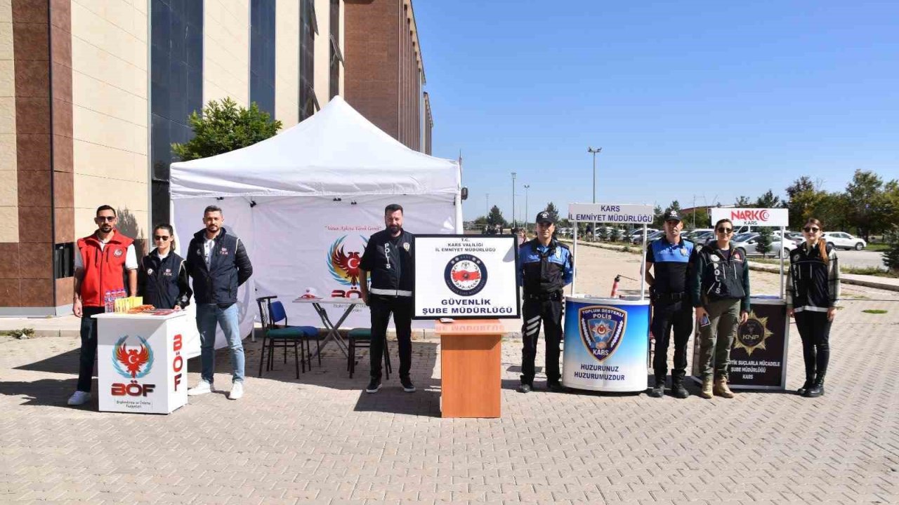 Kars’ta polis üniversite öğrencilerini bilgilendiriyor