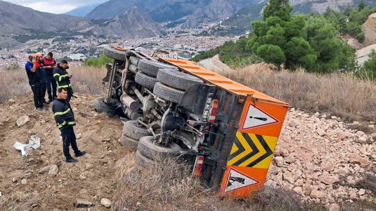 Amasya’da taş yüklü kamyon şarampole devrildi: 1 yaralı