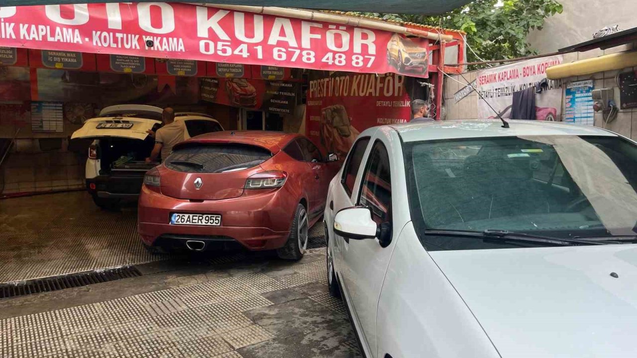 Sıcaklıkların azalmasıyla oto yıkamacıların işi zorlaşıyor