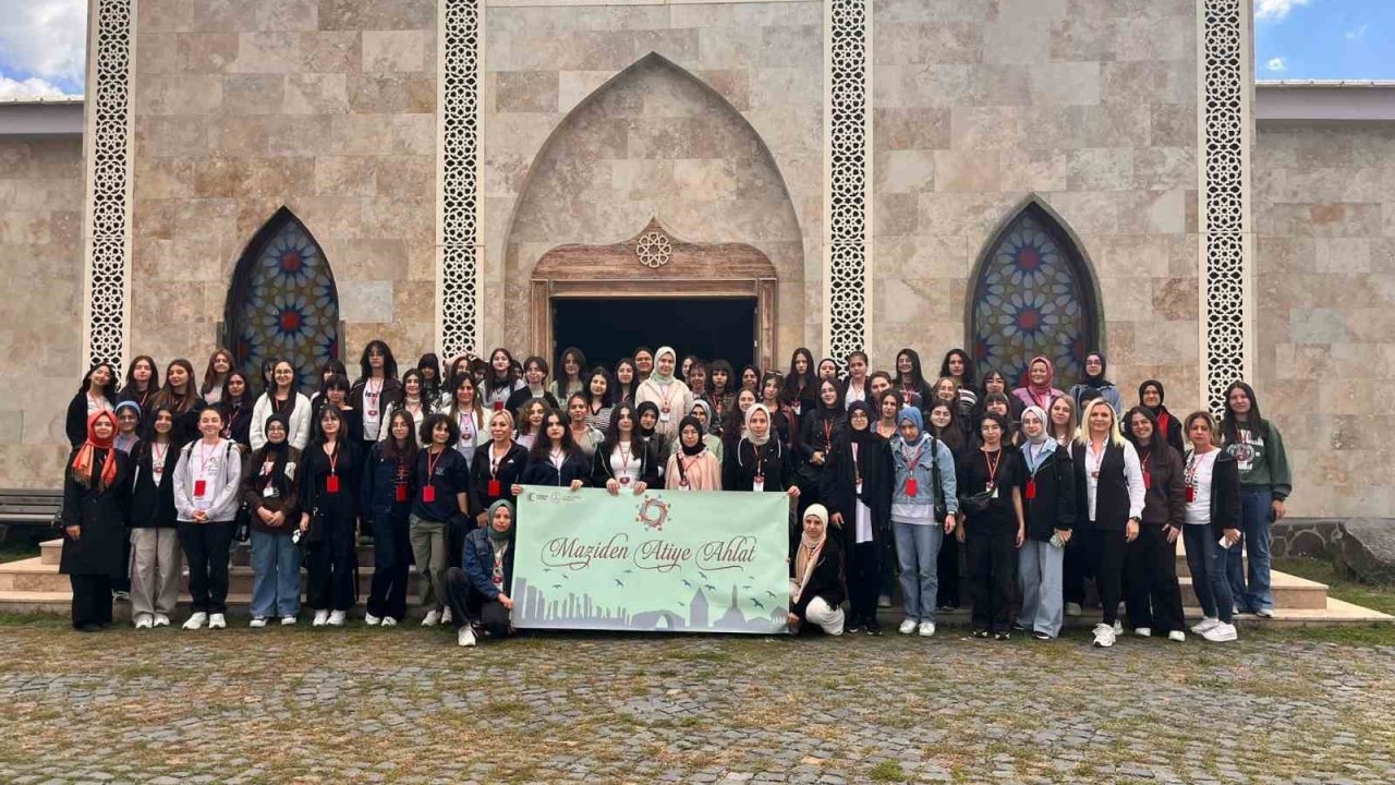 Eskişehirli öğrencilerin katıldığı ’Maziden Âtiye Ahlat’ programı başladı