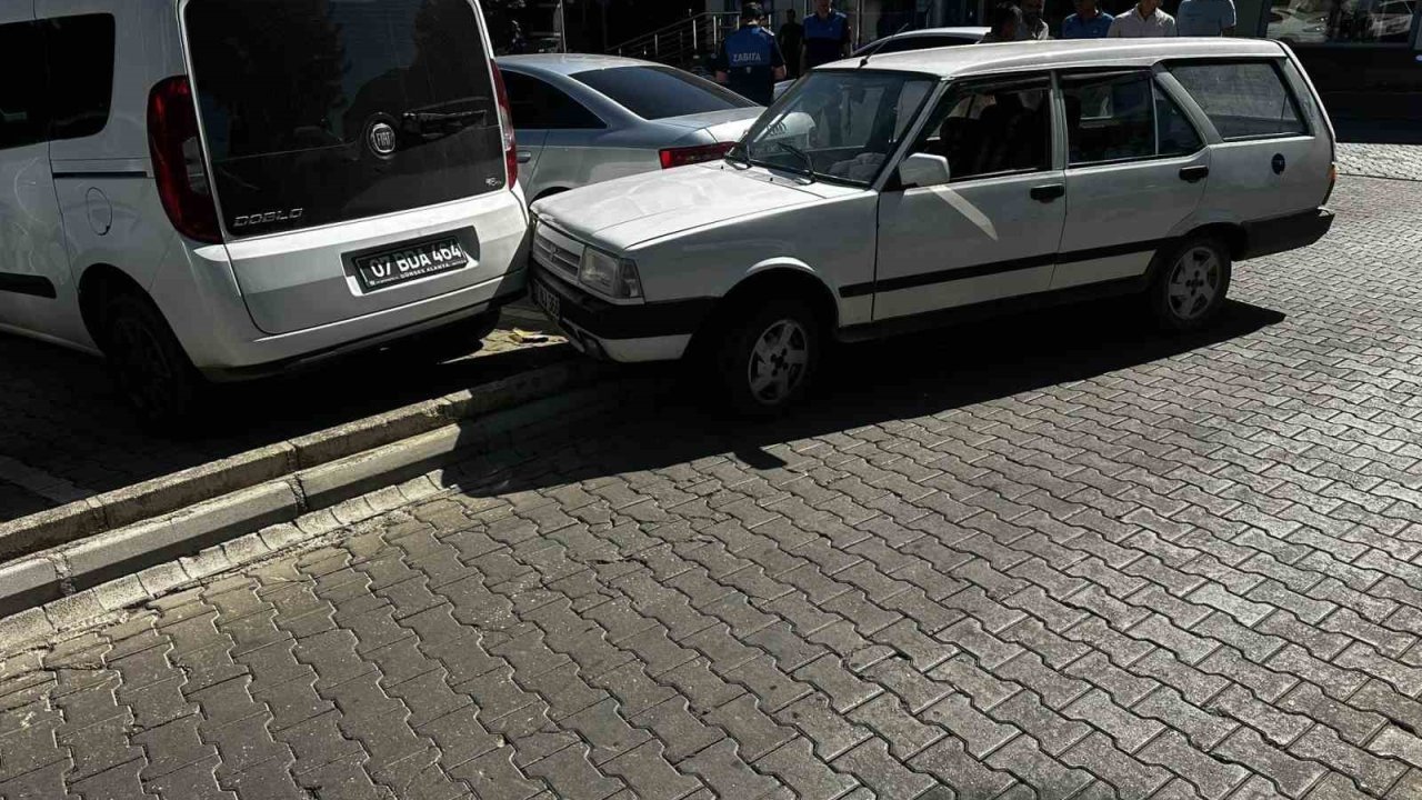 Alkollü sürücü Belediye Başkanı’nın makam aracı ve belediyeye ait hizmet aracına çarptı