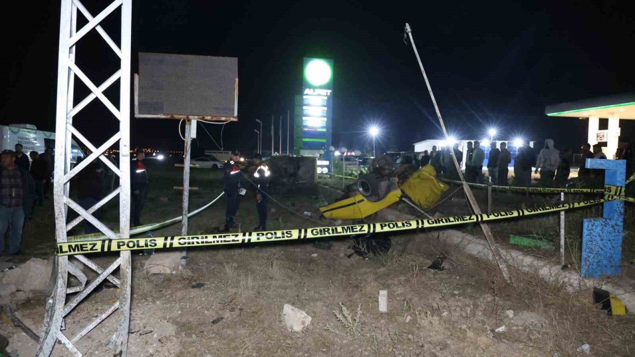 Aydınlatma direğine çarpan Tofaş ikiye bölündü: 1 ölü, 3 yaralı