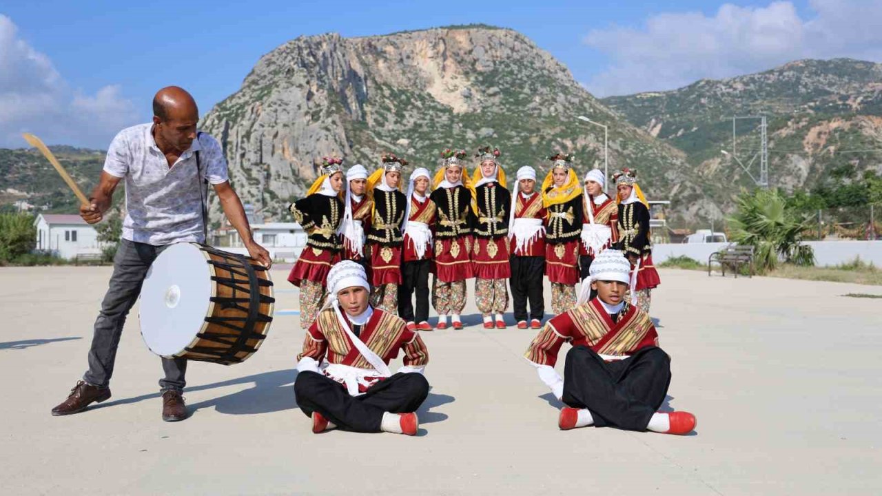 Afetzede çocuklar, halayla depremin izlerini siliyor