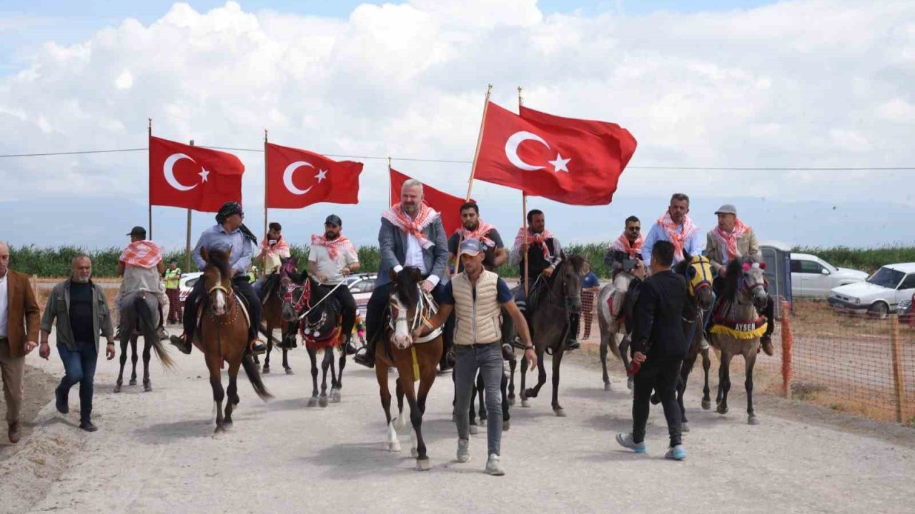 Menemen’de rahvan at yarışları heyecanı