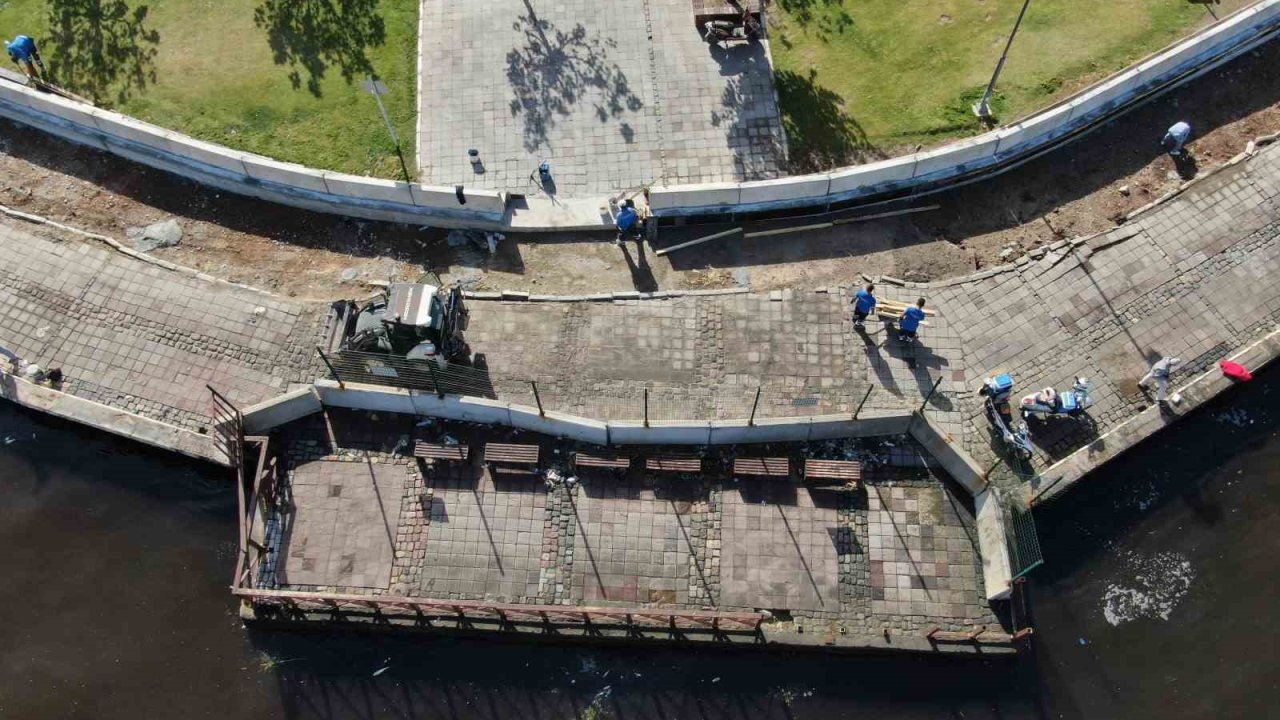 İzmir Kordon’da deniz taşkınlarına karşı beton bariyerlerin kurulumuna başlandı