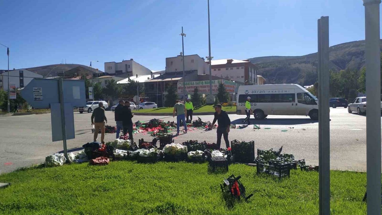 Yola savrulan pikabın içindeki sebze ve meyveler yola saçıldı