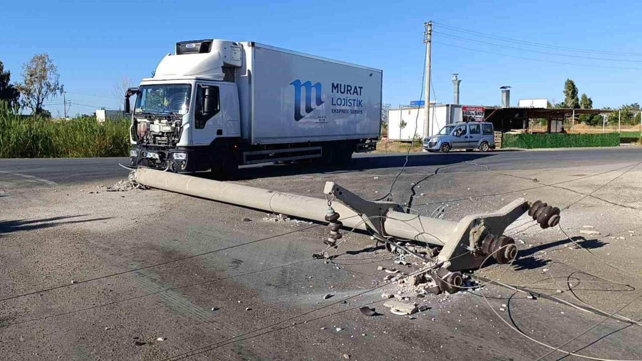 Lojistik kamyonu beton direği devirdi