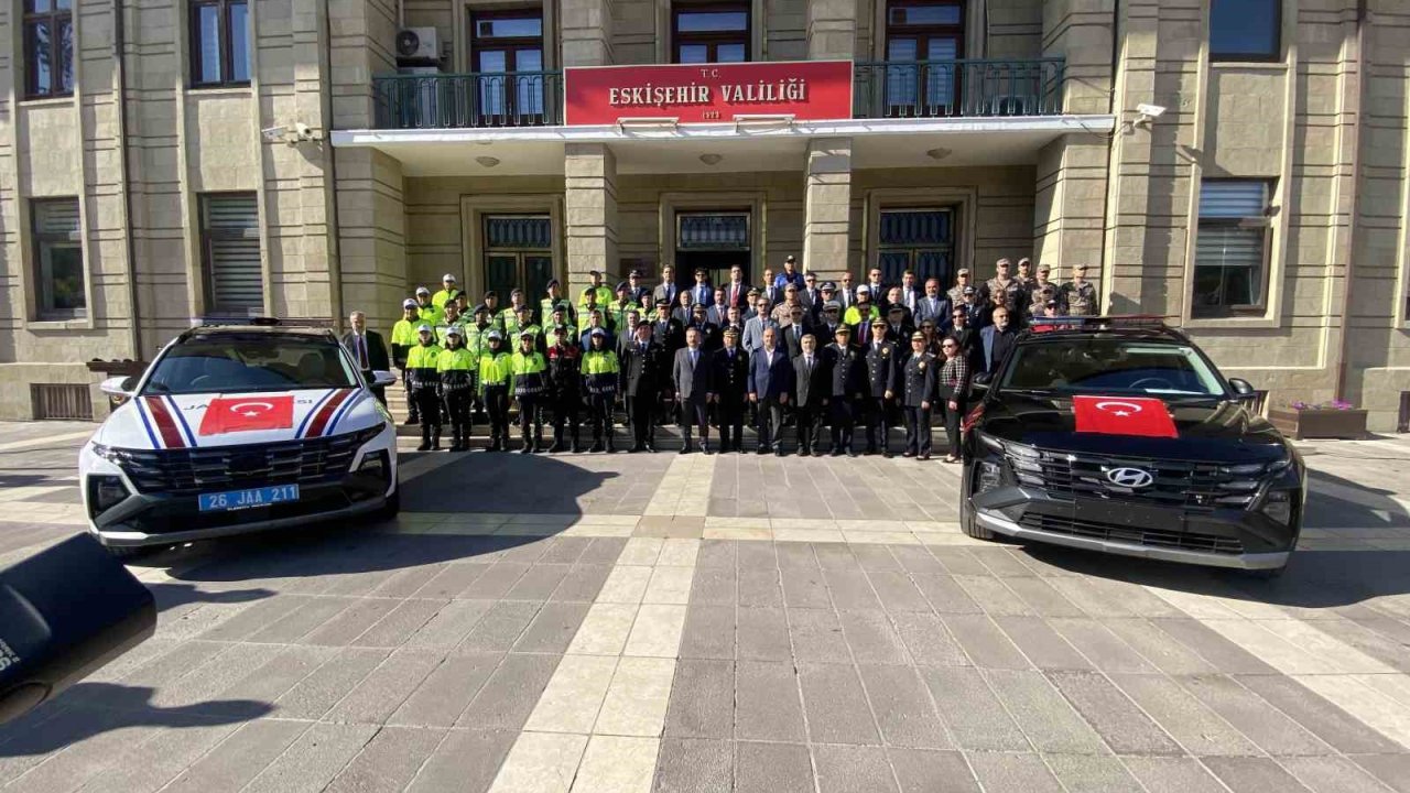 Eskişehir’de emniyet ve jandarma teşkilatına 88 aracın teslimi için tören düzenlendi