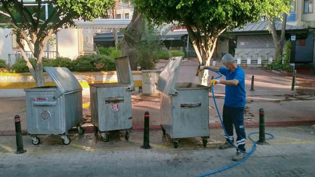 Büyükşehir’in sinek timleri Alanya sokaklarında