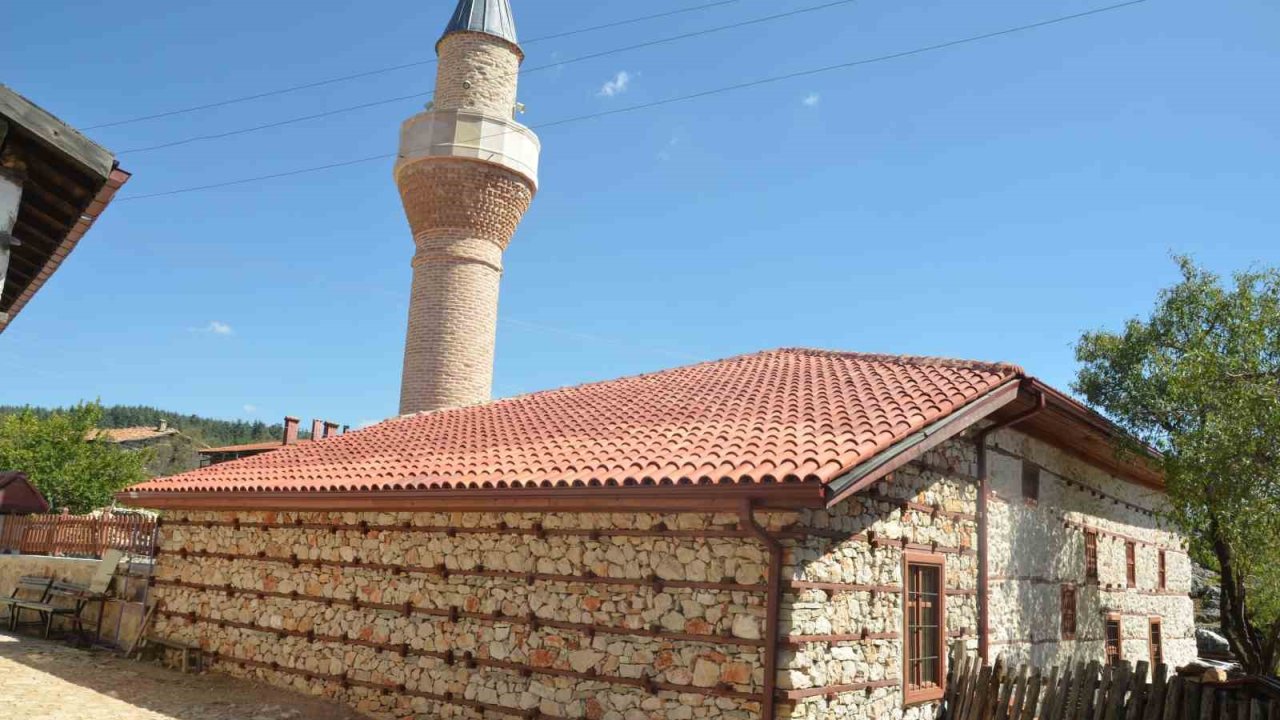 Antalya’daki 600 yıllık Sarıhacılar Camii yıllara meydan okuyor