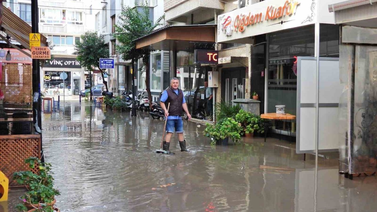 Erdek’te 10 dakikalık yağış sonrası altyapı sorunu yine gündemde