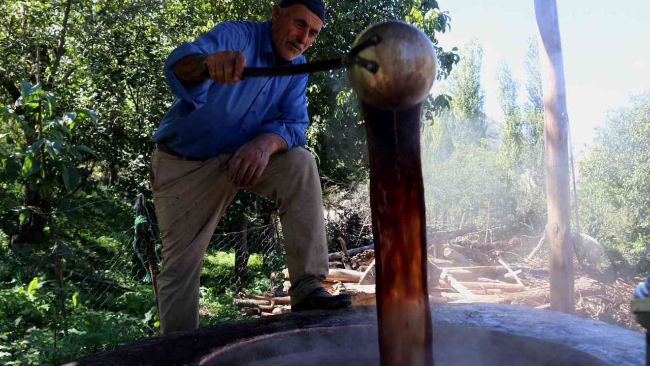 Hizan’da asırlardır doğal yöntemlerle üzüm pekmezi üretiliyor