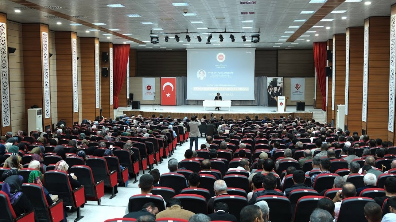 Erzincan’da “Peygamberimiz ve Şahsiyet İnşası” konulu konferans düzenlendi