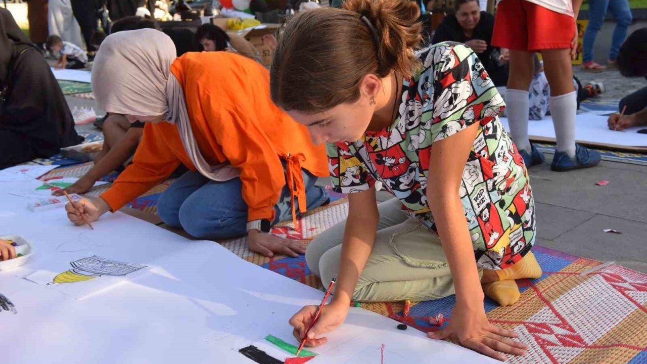 "Filistinli çocuklar için çiz" etkinliğiyle Gazze’de ölen çocuklara dikkat çekildi