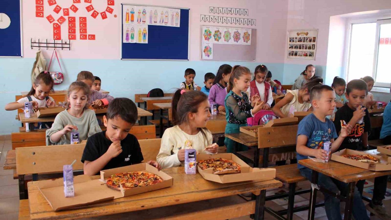 Mardin’de 65 öğrenci ilk defa pizza tattı