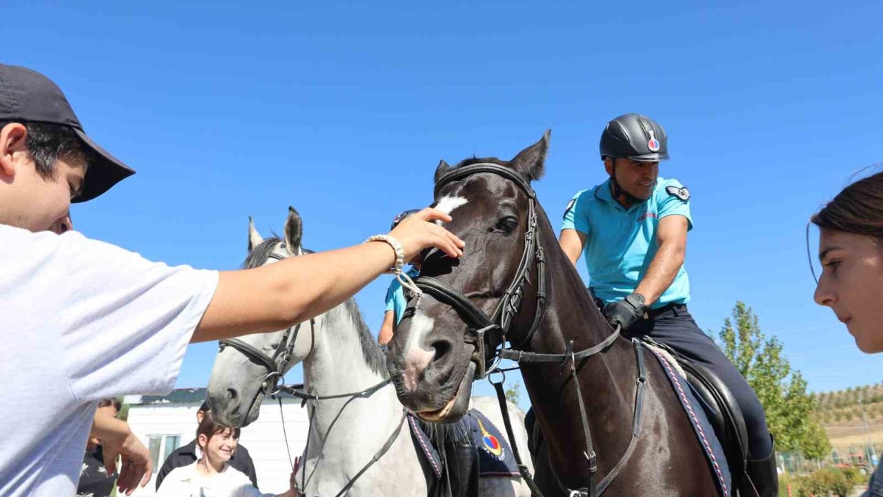 Ahıska Türkü çocuklardan atlı jandarma timine büyük ilgi