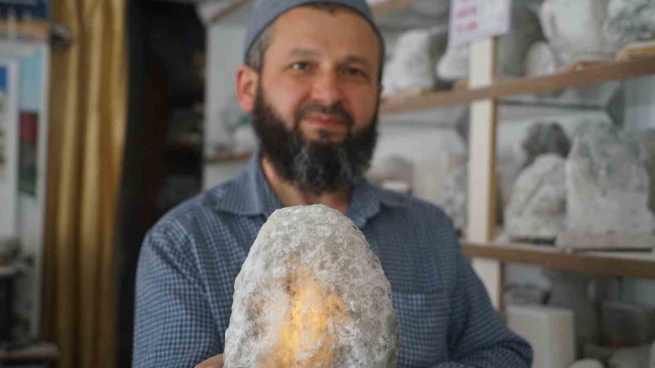 Çankırı’nın şifa kaynağı kaya tuzundan üretilen lambalar evlerin havasını değiştiriyor