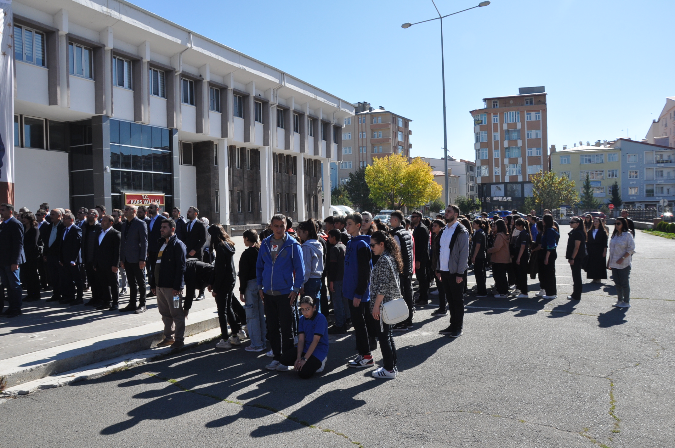 Kars'ta kız öğrenci törende bayıldı