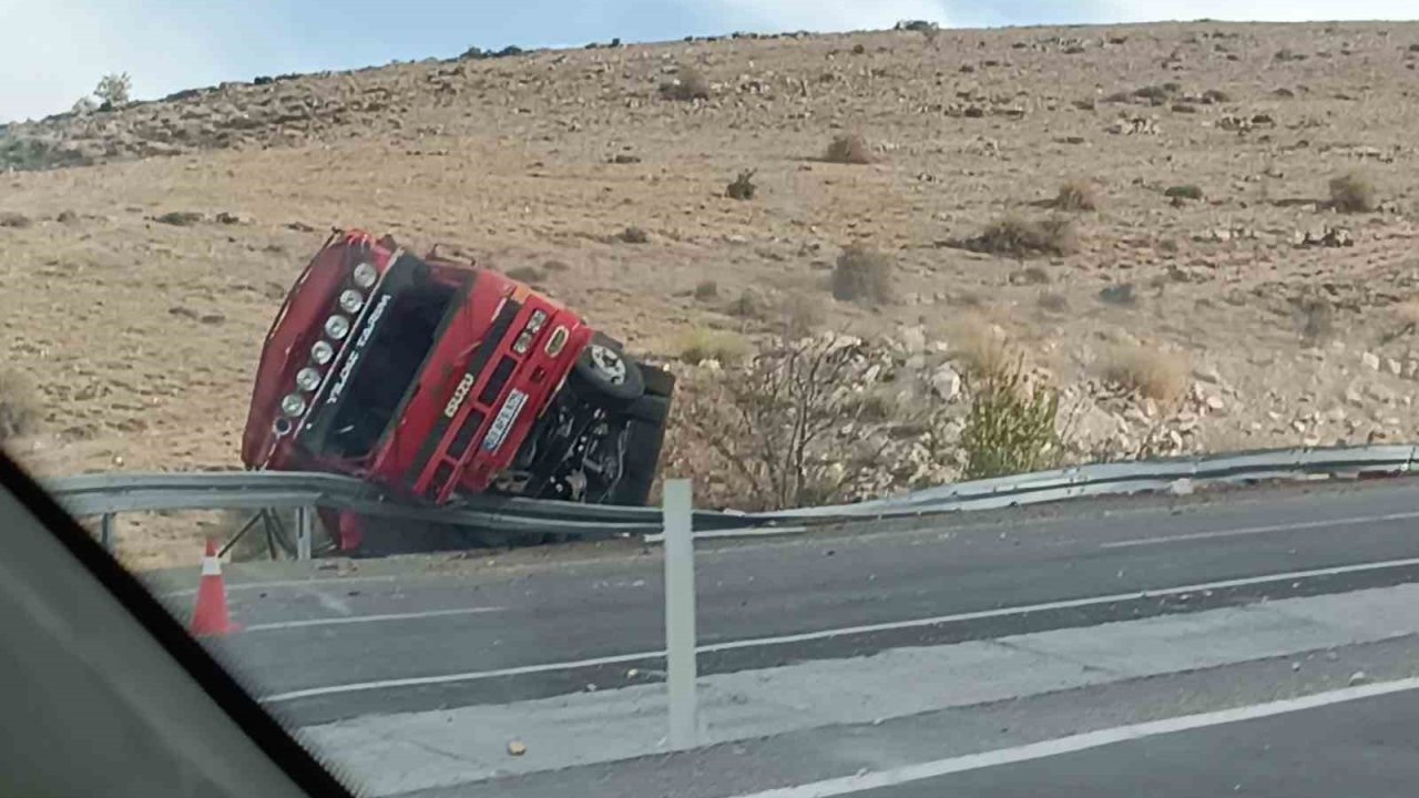 Afyonkarahisar’da büyükbaş hayvan yüklü kamyon, patates yüklü kamyonla çarpıştı: 1 ölü