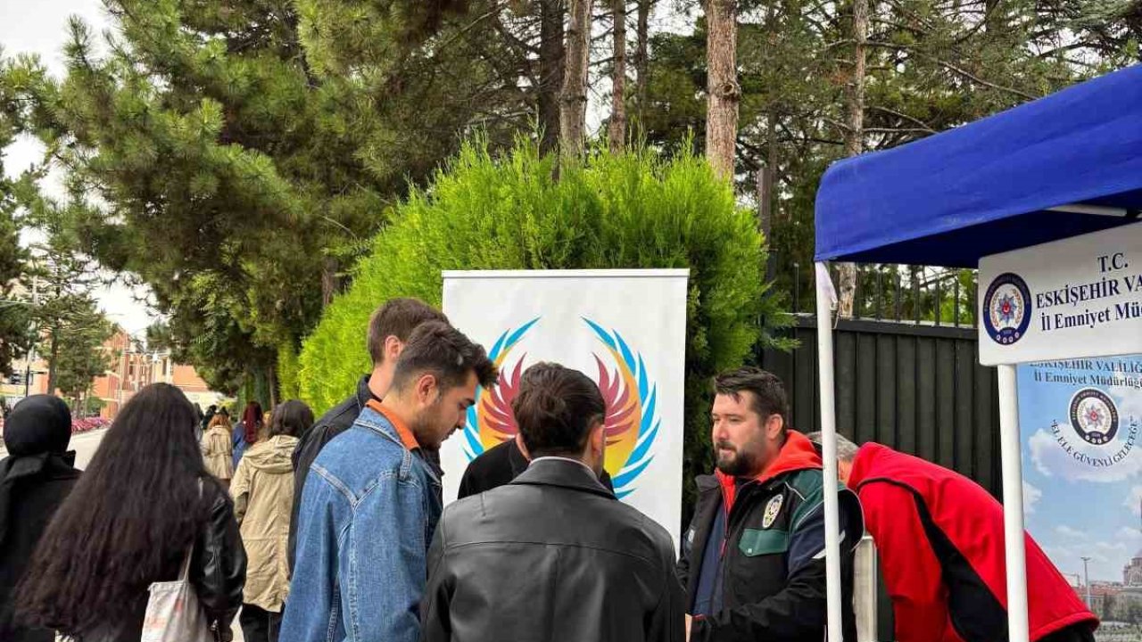 Polis ekiplerinden üniversite öğrencilerine bilgilendirme