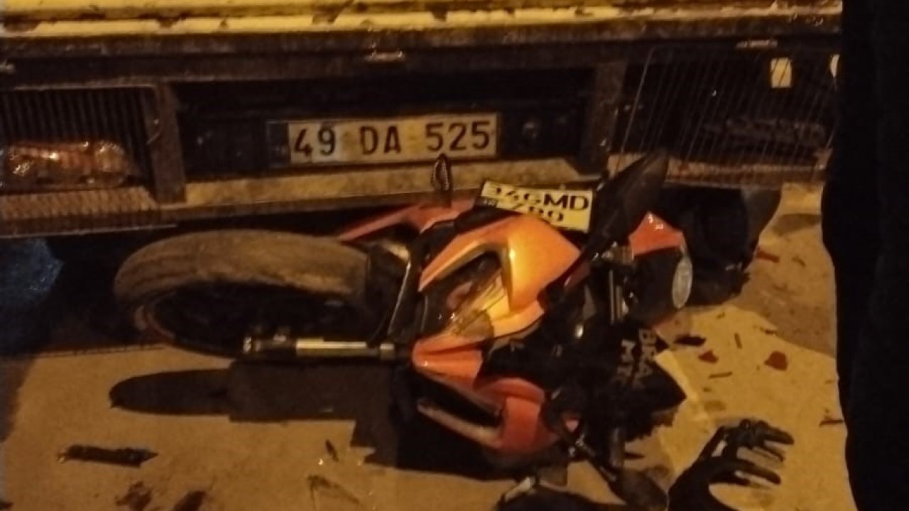 Muş’ta otomobilin çarptığı motosiklet kamyonetin altına girdi: 2 yaralı