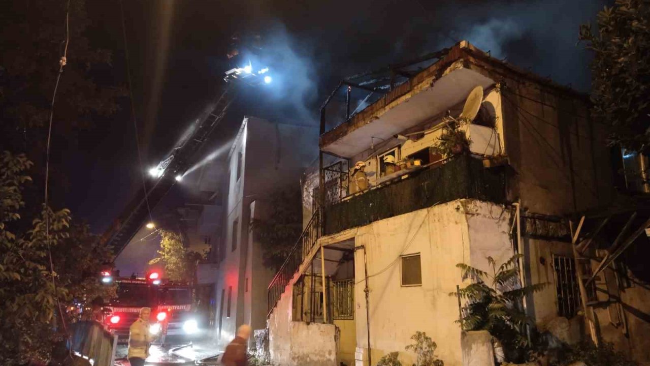 Pendik’te iki katlı ev alev alev yandı