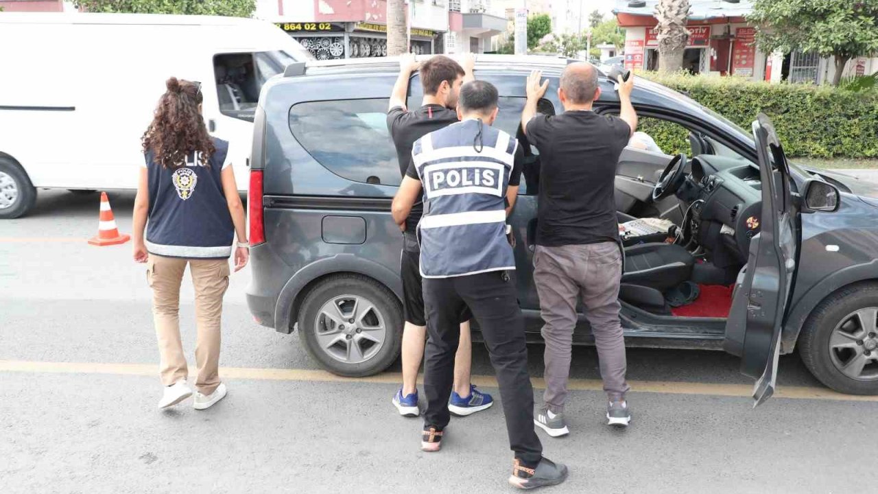 Mersin polisi okul önlerinde ’kuş uçurtmuyor’