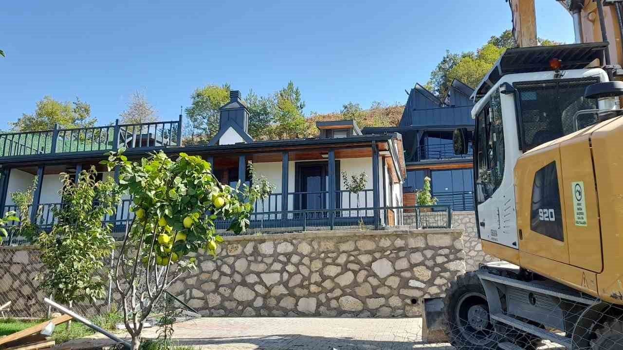 Gökçeören’de kaçak bir villa daha yıkıldı