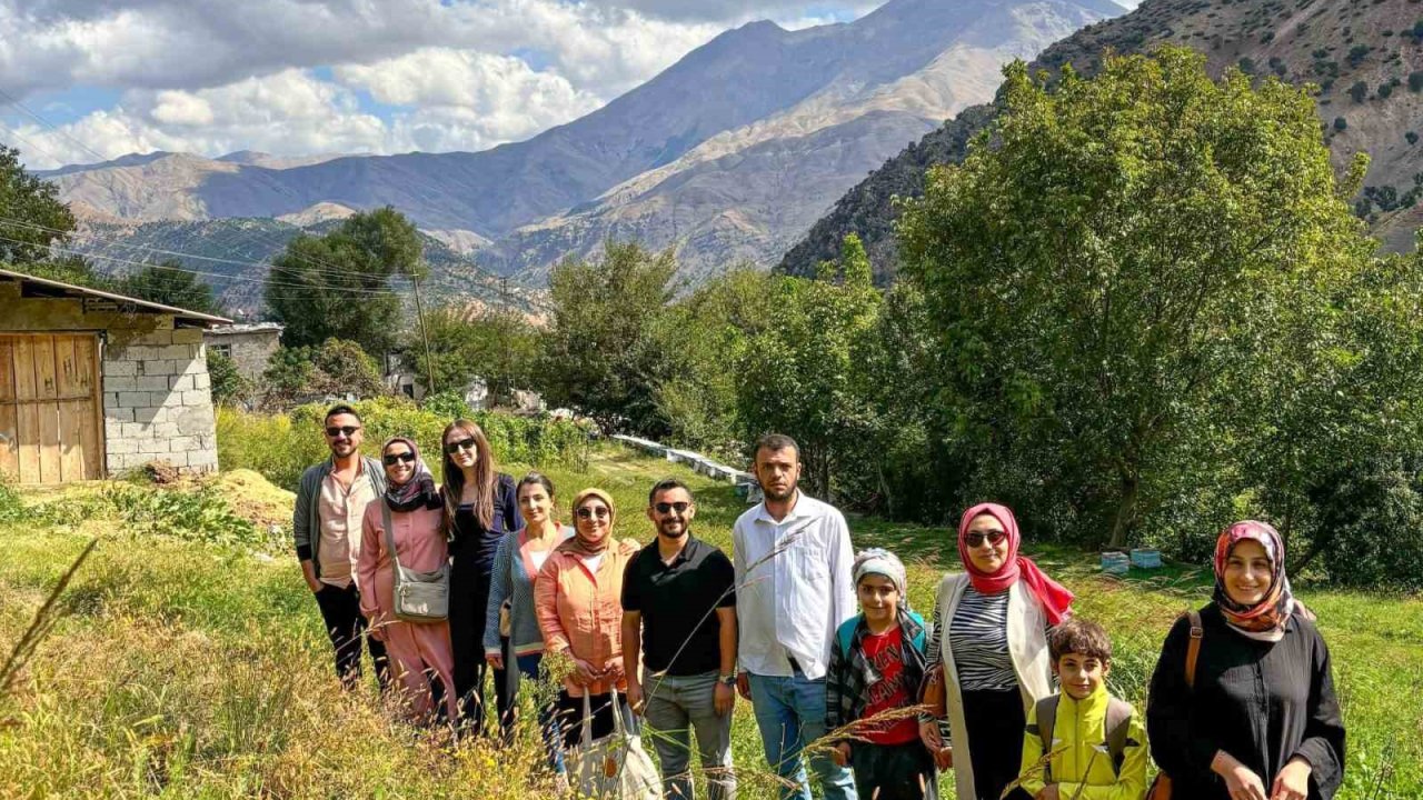 Fedakar öğretmenler köy köy dolaşarak öğrencilerinin okula devamını sağlıyor