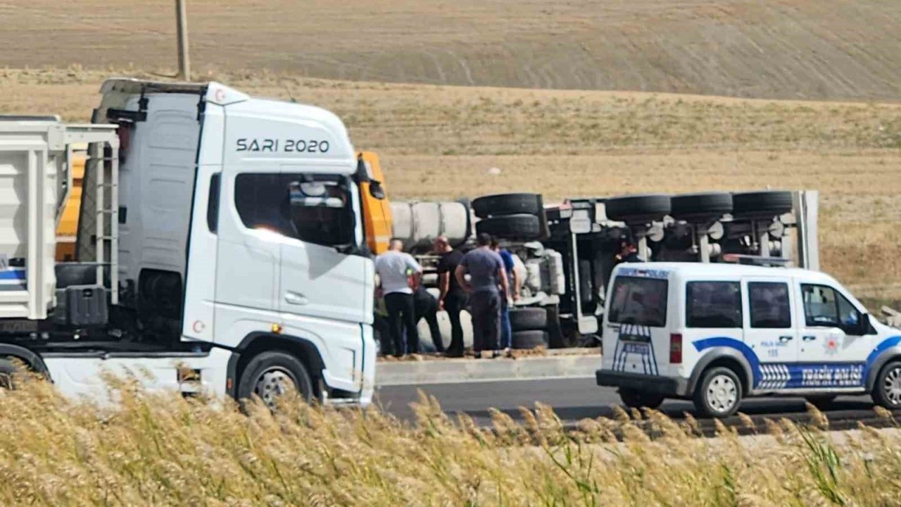 Polatlı’da tır devrildi: 1 yaralı