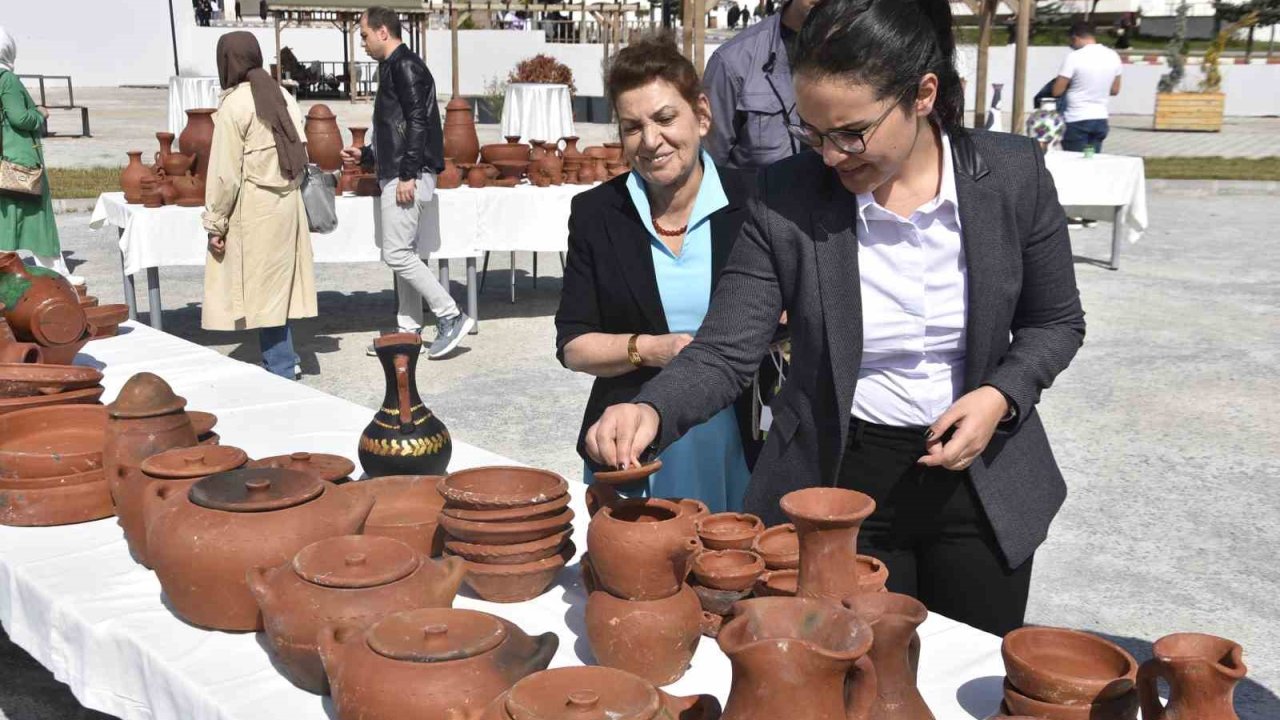 Bitlis’te el emeği göz nuru çanak çömlek sergisi açıldı