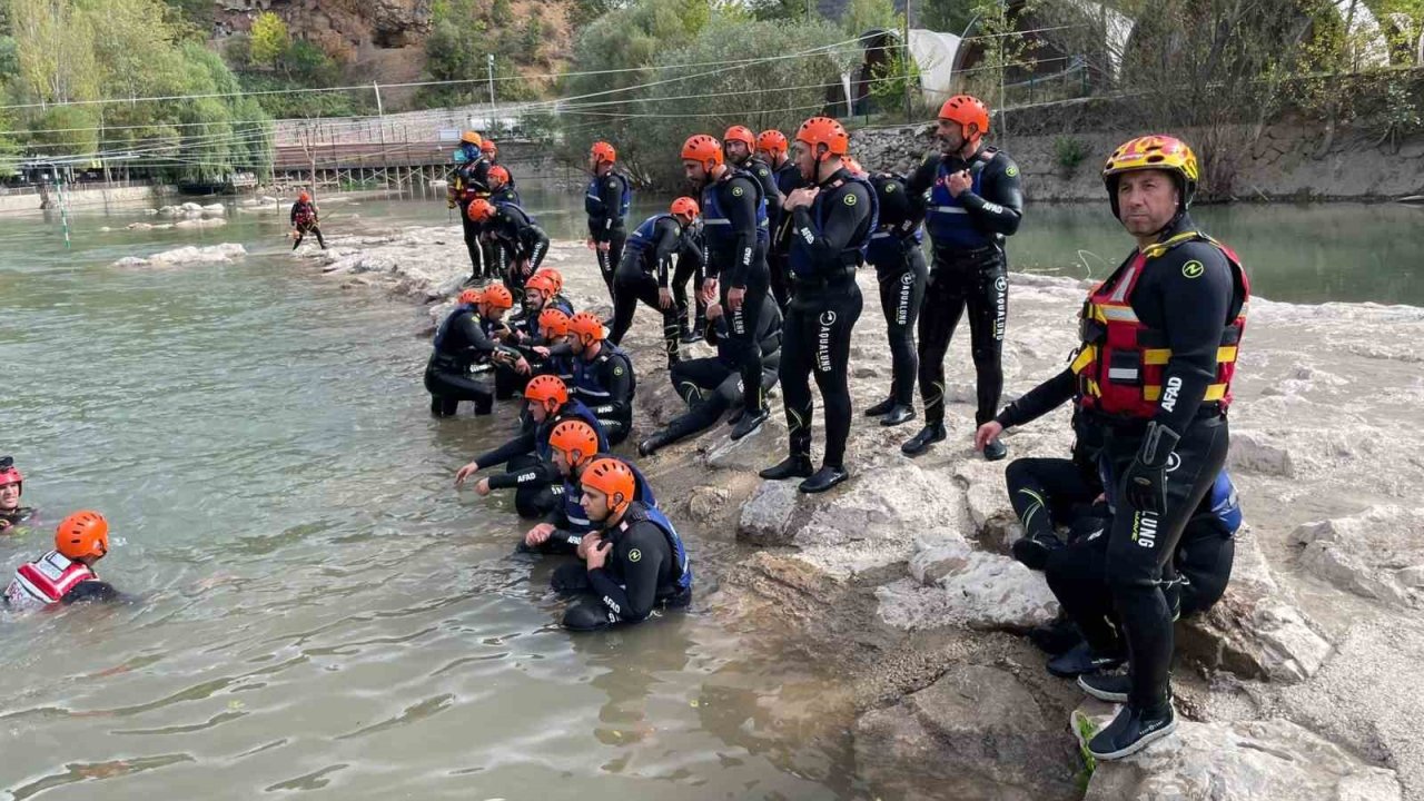 Tunceli’de su üstü kurtarma eğitimi