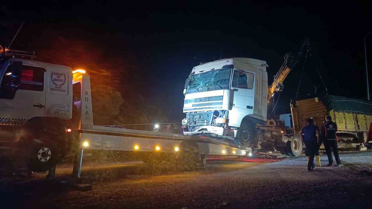 Kontrolden çıkan tırın karşı şeride geçmesine ağaçlar engel oldu