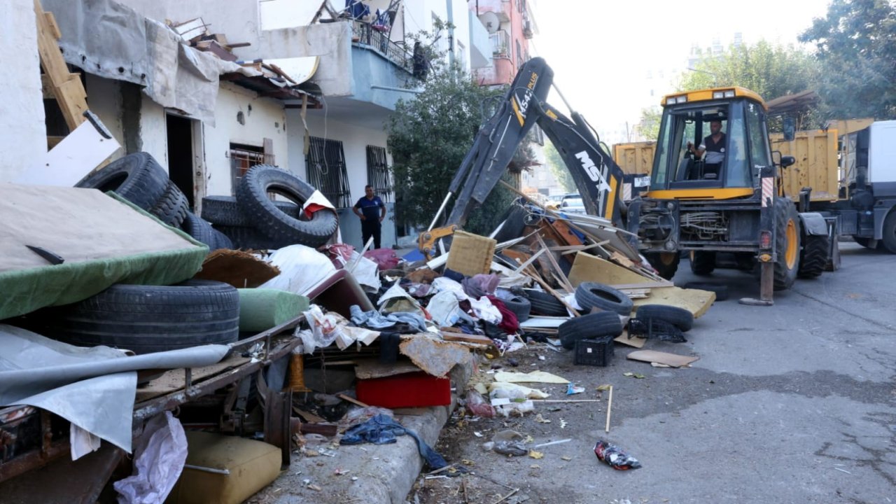 Mersin’de çöp evden tonlarca atık çıktı