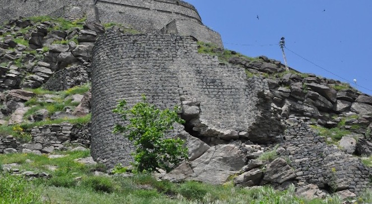 Kars'ta bir üniversite öğrencisi surlardan atlayarak intihar etti.