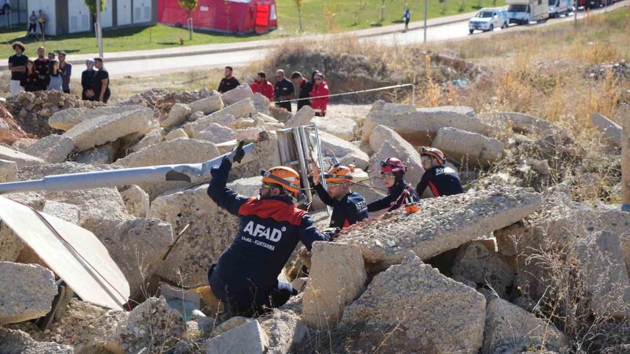 Bayburt’ta yapılan 5.8’lik deprem tatbikatı gerçeği aratmadı